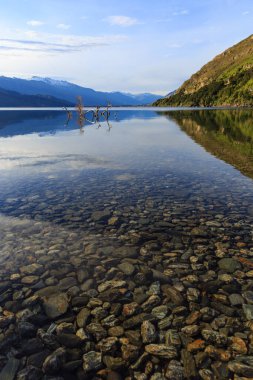 Yeni Zelanda 'nın güneyindeki Hawea Gölü manzaralı güzel bir dağ manzarası..