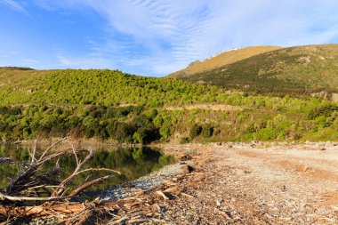 Yeni Zelanda 'nın güneyindeki Hawea Gölü manzaralı güzel bir dağ manzarası..