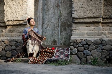 Tenganan'da geleneksel bali kadınlarının sunumu.