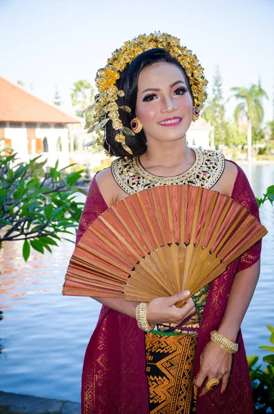 Gyönyörű Bali Lány Hagyományos Ruhában Parkban Portré Hand Fan — Stock Fotó