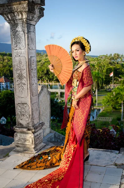 Krásná Bali Tradičními Šaty Parku Portrét Ručním Větrákem — Stock fotografie