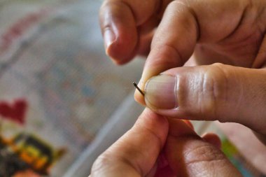 El dikimi ve çapraz dikiş.