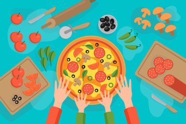 Annesi ile çocuk hamur, zeytin, domates, biber, salam sosis, marul lezzetli İtalyan pizza yapar. Ailesi ile çocuklar için eğlence. Pizzacı, kafe veya restoranda yemek pişirmek. 