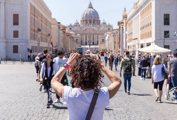 Roma Italia Aprile 2019 Giovane Donna Fotografa Basilica San Pietro — Foto Stock