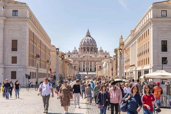 ローマ イタリア 2019年4月27日 遠くにサンピエトロ大聖堂とデッラコンシリアツィオーネを経由して有名な人々に沿って歩く人々 — ストック写真