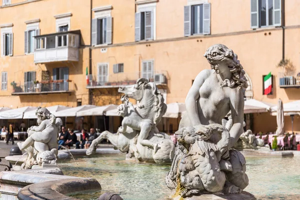 Nereid heykeli veya deniz perisi. Navona Meydanı'nda Neptün Çeşmesi (İtalyanca: Fontana del Nettuno) detayı, Roma, İtalya.