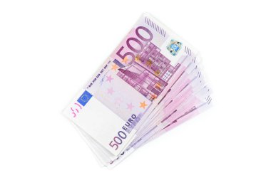 500 Euro 'luk banknot yığını. Avrupa para banknotları beyaz zemin üzerinde izole. Üst görünüm yakın plan. Maaş, tasarruflar, Avrupa Birliği ekonomik kriz kavramı.