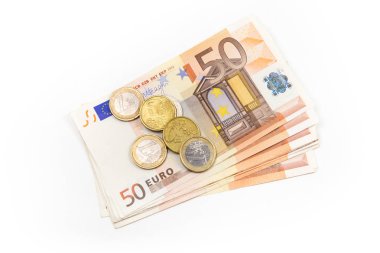 Euro banknot ve sikke yığını izole. 50 Euro banknot. Avrupa para para banknotları beyaz fon izole. Üst görünüm yakın çekim. Maaş, tasarruf, Avrupa Birliği ekonomik kriz kavramı.