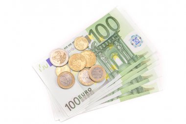 Euro banknot ve sikke yığını izole. 100 Euro banknot. Avrupa para para banknotları beyaz fon izole. Üst görünüm yakın çekim. Maaş, tasarruf, Avrupa Birliği ekonomik kriz kavramı.