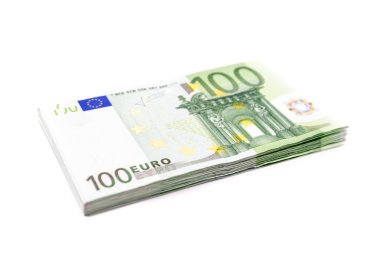 100 Euro banknot yığını. Avrupa para para banknotları beyaz fon izole. Perspektif görünümü closeup. Maaş, tasarruf, Avrupa Birliği ekonomik kriz kavramı.