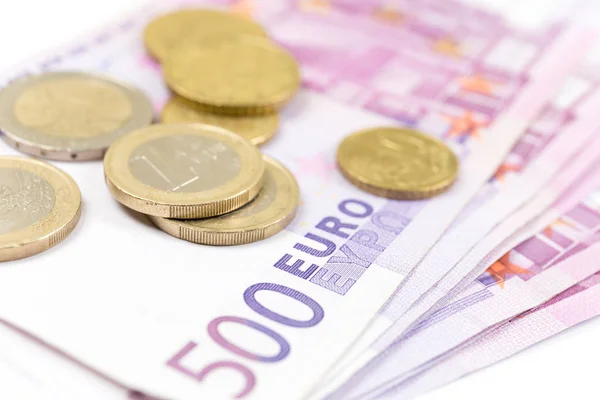 Yakın çekim Euro banknot ve madeni para yığını. 500 Euro banknot. Avrupa para para banknotları beyaz fon izole. Perspektif görünümü closeup. Maaş, tasarruf, Avrupa Birliği ekonomik kriz kavramı.