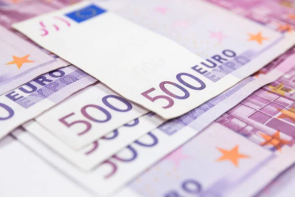 Yakın çekim Euro banknot ve madeni para yığını. 500 Euro banknot. Avrupa para para banknotları beyaz fon izole. Perspektif görünümü closeup. Maaş, tasarruf, Avrupa Birliği ekonomik kriz kavramı.
