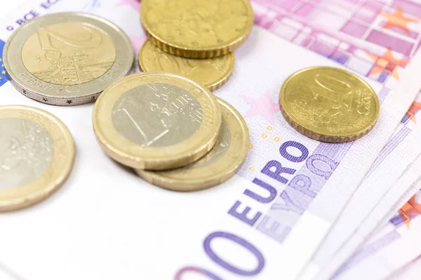 Yakın çekim Euro banknot ve madeni para yığını. 500 Euro banknot. Avrupa para para banknotları beyaz fon izole. Perspektif görünümü closeup. Maaş, tasarruf, Avrupa Birliği ekonomik kriz kavramı.