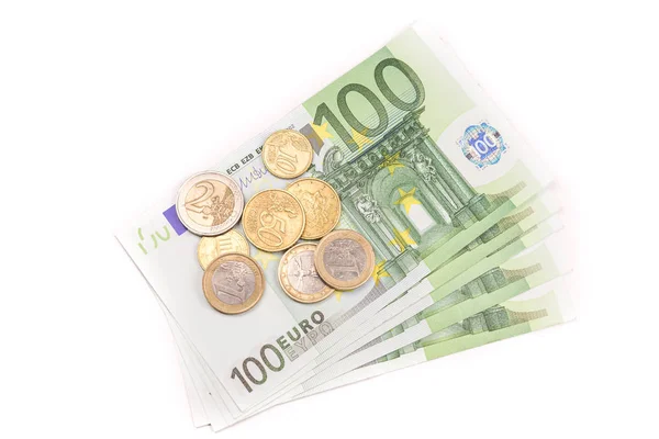 Euro banknot ve sikke yığını izole. 100 Euro banknot. Avrupa para para banknotları beyaz fon izole. Üst görünüm yakın çekim. Maaş, tasarruf, Avrupa Birliği ekonomik kriz kavramı.