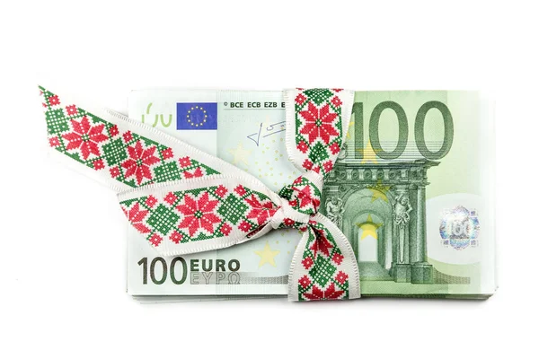Kurdeleli Euro banknot yığını. 100 Euro banknot. Avrupa para para banknotları beyaz fon izole. Üst görünüm yakın çekim. Maaş, tasarruf, Avrupa Birliği ekonomik kriz kavramı.