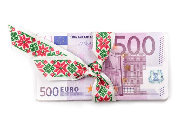 Kurdeleli Euro banknot yığını. 500 Euro banknot. Avrupa para para banknotları beyaz fon izole. Üst görünüm yakın çekim. Maaş, tasarruf, Avrupa Birliği ekonomik kriz kavramı.