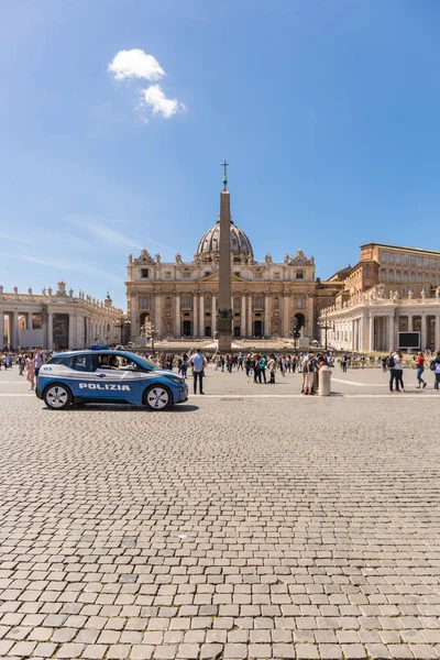 Vatikan - 27 Nisan 2019: Saint Peter Meydanı'nda polis arabası, Piazza di San Pietro, halkın güvenliği için.