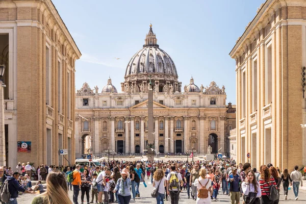 ローマ イタリア 2019年4月27日 遠くにサンピエトロ大聖堂とデッラコンシリアツィオーネを経由して有名な人々に沿って歩く人々 — ストック写真