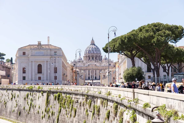 ローマ イタリア 2019年4月27日 ティベルの端からサンピエトロ大聖堂の距離からの眺め — ストック写真