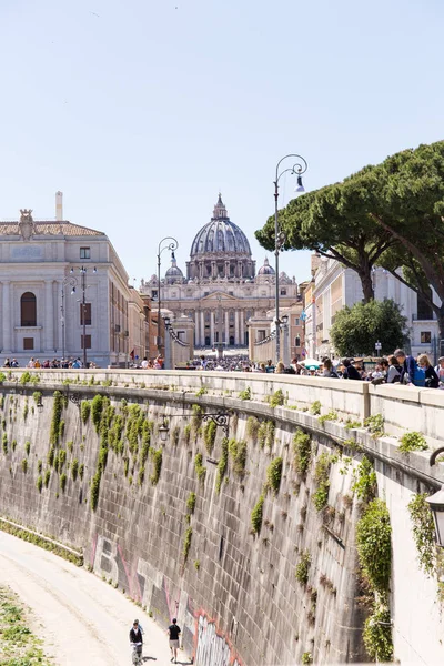 ローマ イタリア 2019年4月27日 ティベルの端からサンピエトロ大聖堂の距離からの眺め — ストック写真