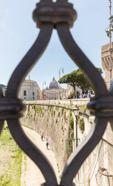 Roma, İtalya - 27 Nisan 2019: Aziz Petrus Bazilikası'nın Ponte Umberto I köprüsünden manzara.
