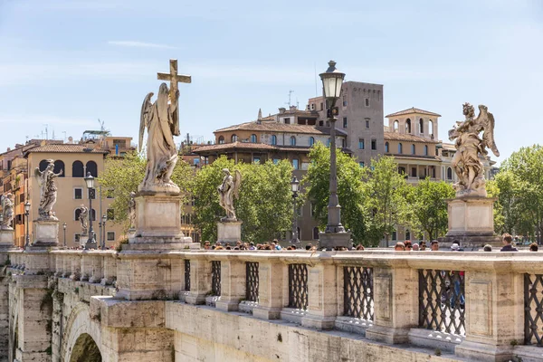 Roma, İtalya - 27 Nisan 2019: Tiber nehri üzerindeki Saint Angel köprüsü (Ponte Sant'Angelo).