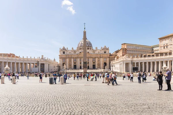 Vatikan - 27 Nisan 2019: Saint Peter Meydanı'nda turistler, Piazza di San Pietro.