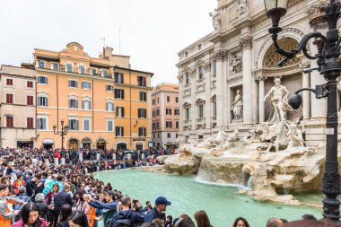 Roma, İtalya - 22 Nisan 2019: Trevi Çeşmesi'ni ziyaret eden turist kalabalığı (İtalyanca: Fontana di Trevi). Dünyanın en ikonik çeşmesi ve İtalya'nın en iyi turistik yerlerinden biri.