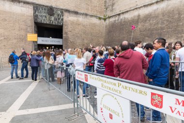 Roma, İtalya - 23 Nisan 2019: Vatikan Müzeleri'nin (Musei Vaticani) girişinde turist kalabalığı bekliyor. Aşırı turizm ve kitle turizmi kavramı. 