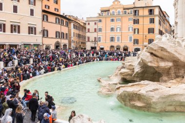 Roma, İtalya - 22 Nisan 2019: Trevi Çeşmesi'ni ziyaret eden turist kalabalığı (İtalyanca: Fontana di Trevi). Dünyanın en ikonik çeşmesi ve İtalya'nın en iyi turistik yerlerinden biri.