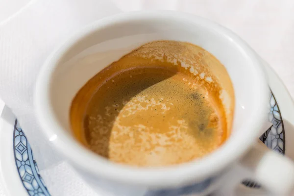 Güneşli bir günde İtalya'da bir bar dışında bir masada krem ile İtalyan espresso coffe.