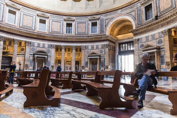 Roma, İtalya - 24 Nisan 2019: Antik Roma'nın en korunmuş ve etkili binası Pantheon'un iç mekanını çizen sanatçı. 