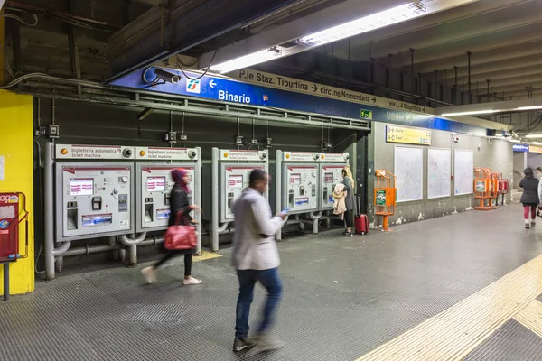 Roma, İtalya - 23 Nisan 2019: Metro bileti makinelerinden metro bileti alan kişi.