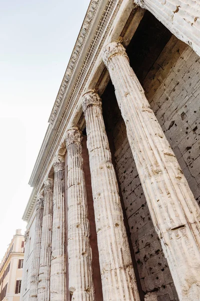 Roma, İtalya'daki Hadrian Tapınağı'ndan entablature ve sütunların ayrıntıları.