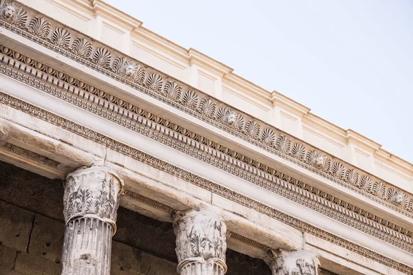Roma, İtalya'daki Hadrian Tapınağı'ndan entablature ve sütunların ayrıntıları.