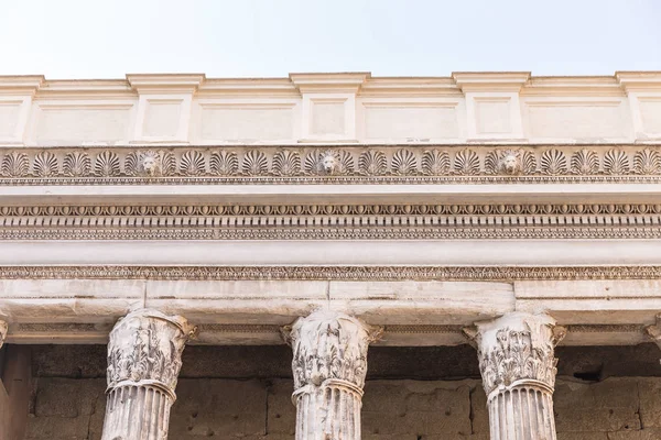 Roma, İtalya'daki Hadrian Tapınağı'ndan entablature ve sütunların ayrıntıları.
