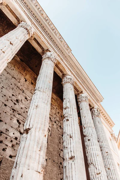 Roma, İtalya'daki Hadrian Tapınağı'ndan entablature ve sütunların ayrıntıları.