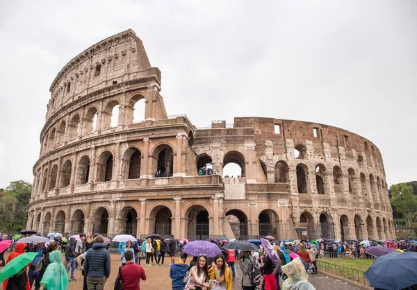 Roma, İtalya - 22 Nisan 2019: Kolezyum'da kuyrukta bekleyen şemsiyeli turistler.