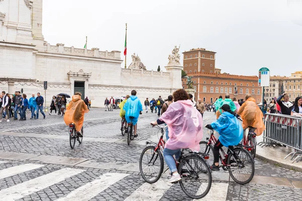 Roma, İtalya - 22 Nisan 2019: Anavatan Sunağı yakınlarında yağmurlu bir günde bisiklete binen turistler.