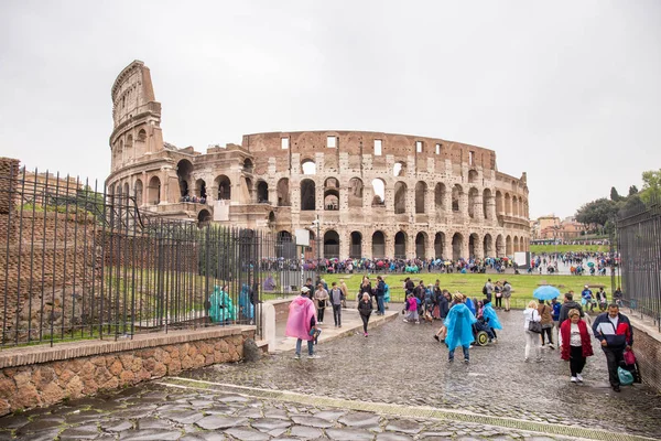Roma, İtalya - 22 Nisan 2019: Kolezyum'da kuyrukta bekleyen şemsiyeli turistler.
