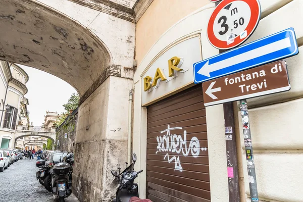 Roma, İtalya - 22 Nisan 2019: Dünyanın en ikonik çeşmesi ve İtalya'nın en önemli turistik yerlerinden biri olan Trevi Çeşmesi'ne yön işareti.