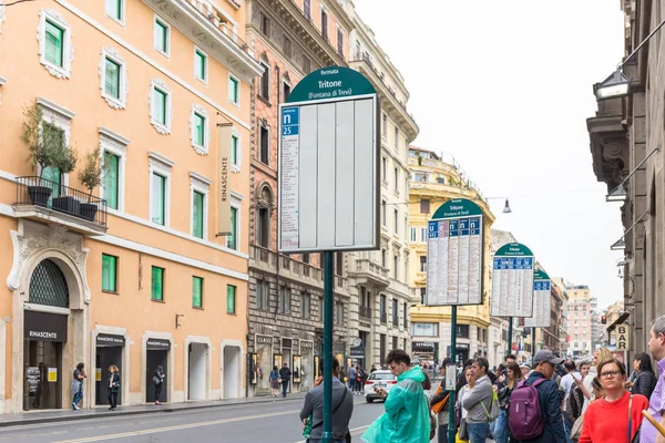 Roma, İtalya - 22 Nisan 2019: Tritone otobüs durağında otobüs bekleyen ler. İtalya'nın başkentinde toplu taşıma.
