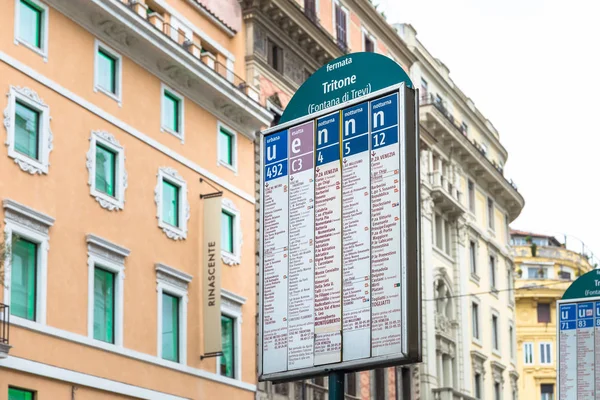 Şehir merkezinde otobüs durağı tabelası, Trevi Fountain istasyonu, Roma, İtalya. 