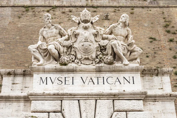 Roma, İtalya'daki Vatikan Müzeleri'nin girişinin üzerindeki heykeller.