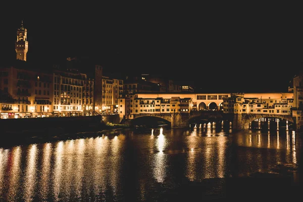 Ponte Vecchio ve Binalar gece nehre Arno yansıtan tarafından kapatın. Floransa, İtalya.