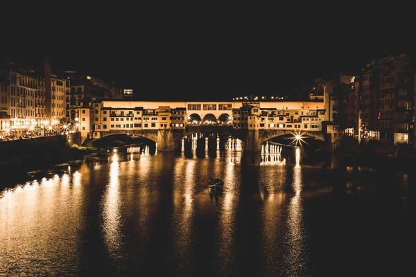 Ponte Vecchio ve Binalar gece nehre Arno yansıtan tarafından kapatın. Floransa, İtalya.