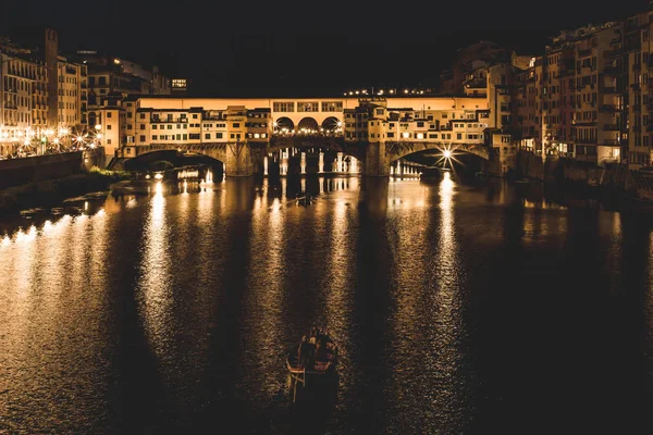 Ponte Vecchio ve Binalar gece nehre Arno yansıtan tarafından kapatın. Floransa, İtalya.