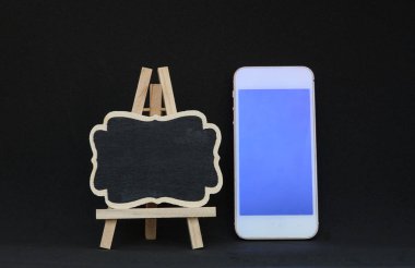 Easel Ön Görünüm'de Akıllı Telefon ve Siyah Tahta. online Satış                                                        