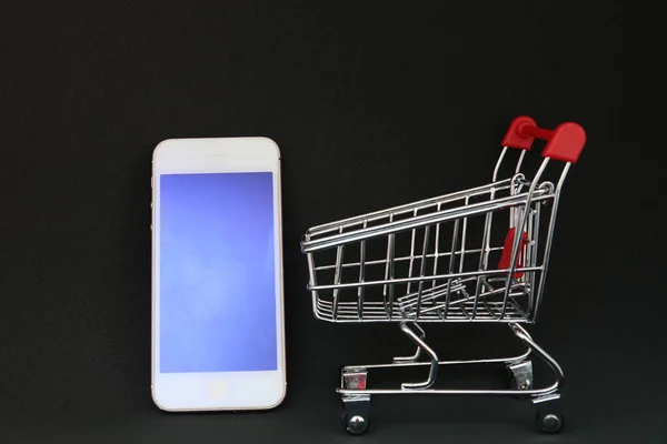 Online Shopping Concept Smartphone Empty Cart Black Background — Stock Photo, Image