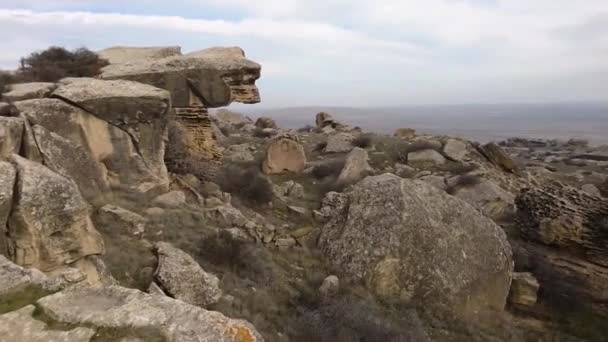 Παλιός Άγιος Λόφος Qubustan Στο Αζερμπαϊτζάν Πέτρες Κάτω Από Συννεφιασμένο — Αρχείο Βίντεο